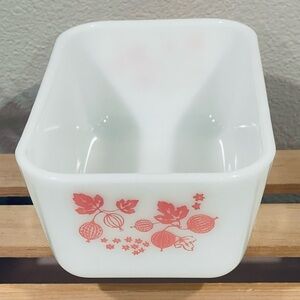 PYREX Pink Gooseberry 1.5 Pint Refrigerator Dish Food Storage (502). EUC